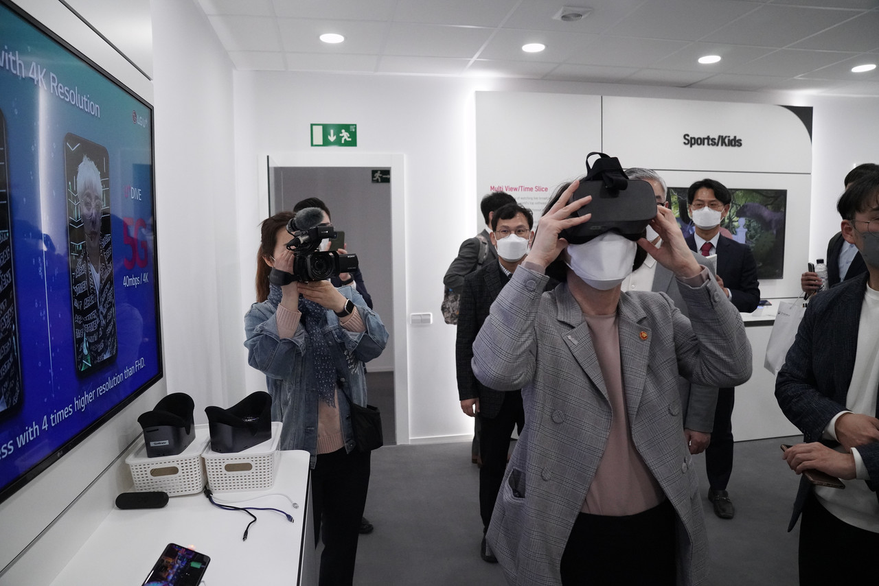 임혜숙 과기정통부 장관이 LG유플러스 5G 서비스 시연존에 방문한 모습. (사진=과기정통부)