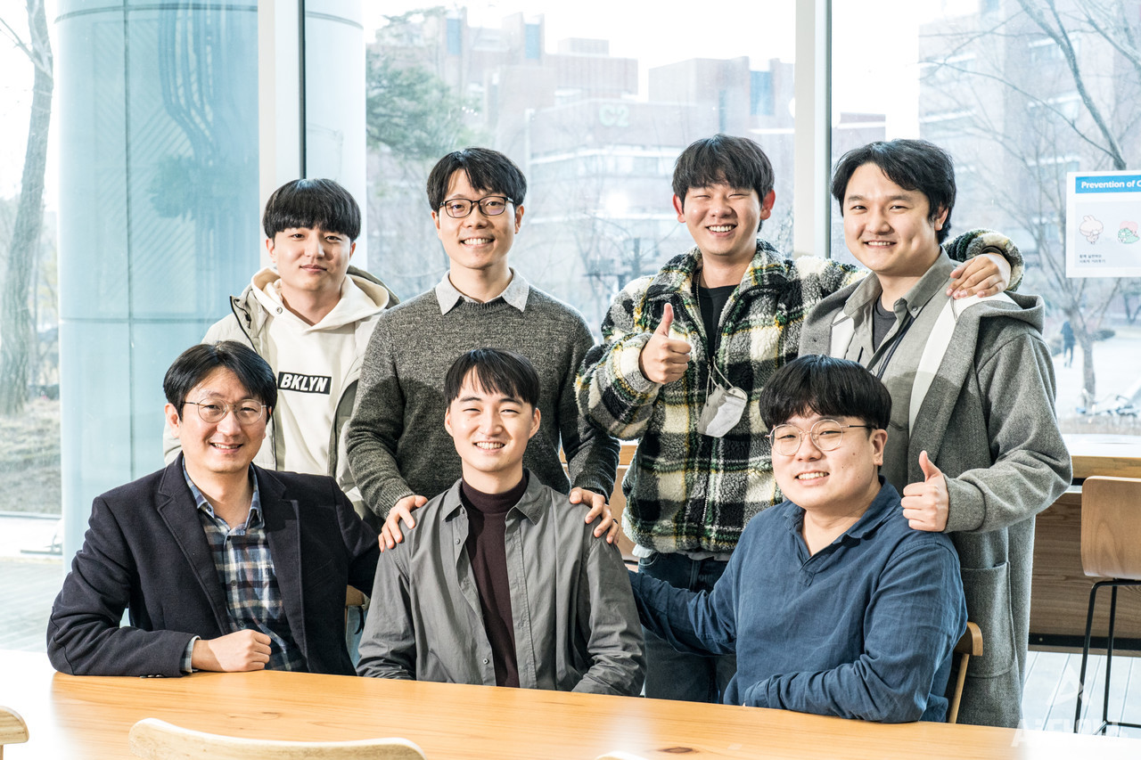 이규빈 지스트 융합기술학제학부 교수(앞줄 왼쪽)와 백승혁 박사과정생(앞줄 가운데) 연구팀. (사진=지스트 제공).