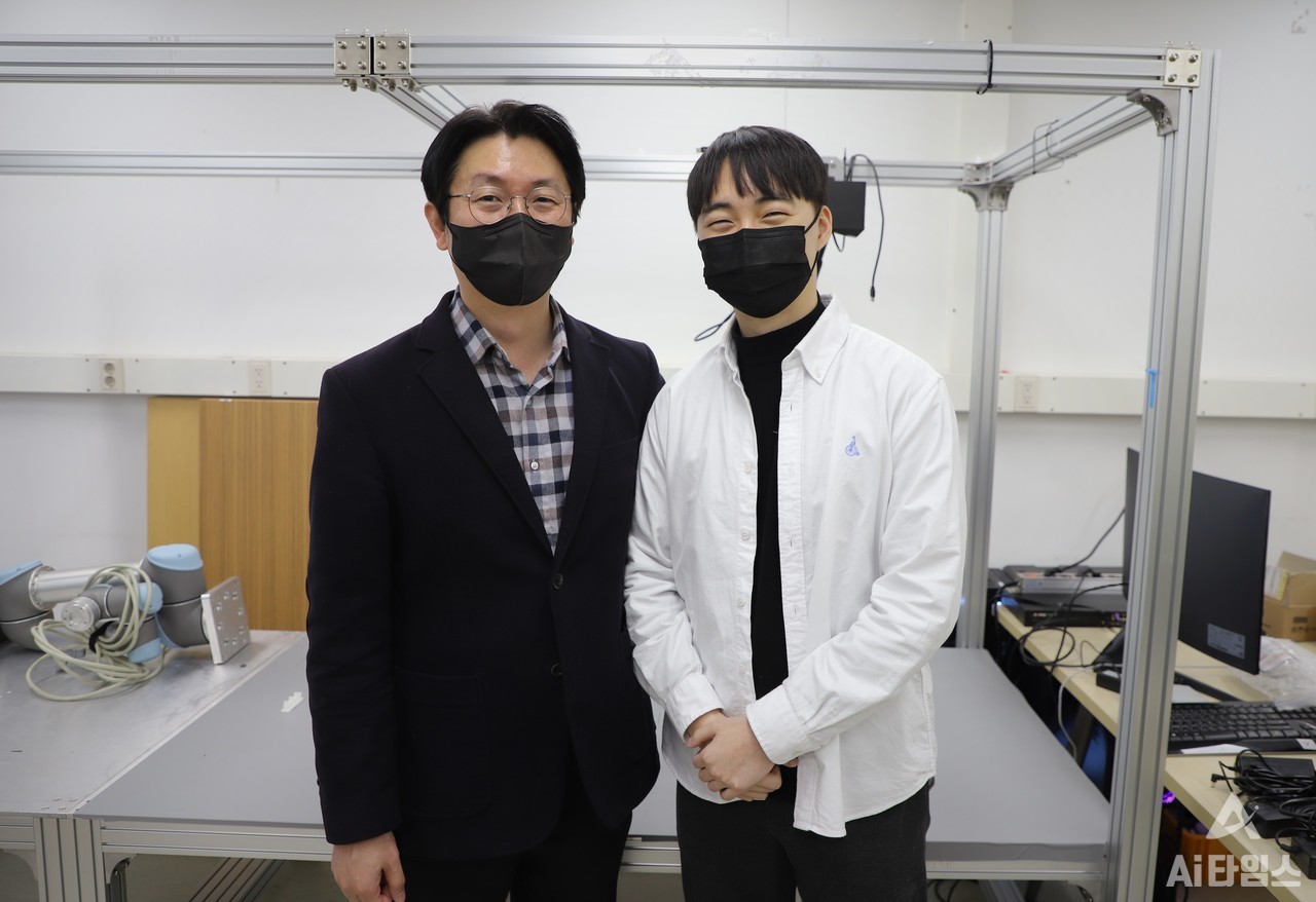 광주과학기술원(지스트‧GIST)  융합기술학제학부 이규빈 교수(왼쪽)와 백승혁 박사과정생(오른쪽). (사진=나호정 기자).