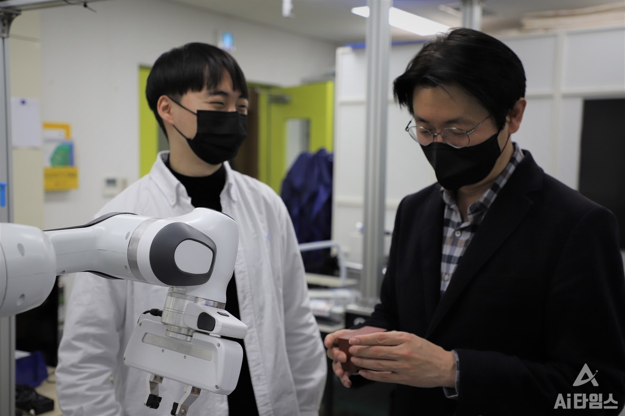 광주과학기술원(지스트‧GIST)  융합기술학제학부의 이규빈 교수(오른쪽)와 백승혁 박사과정생(왼쪽)이 이번 연구 성과에 대해 설명하고 있다. (사진=나호정 기자).