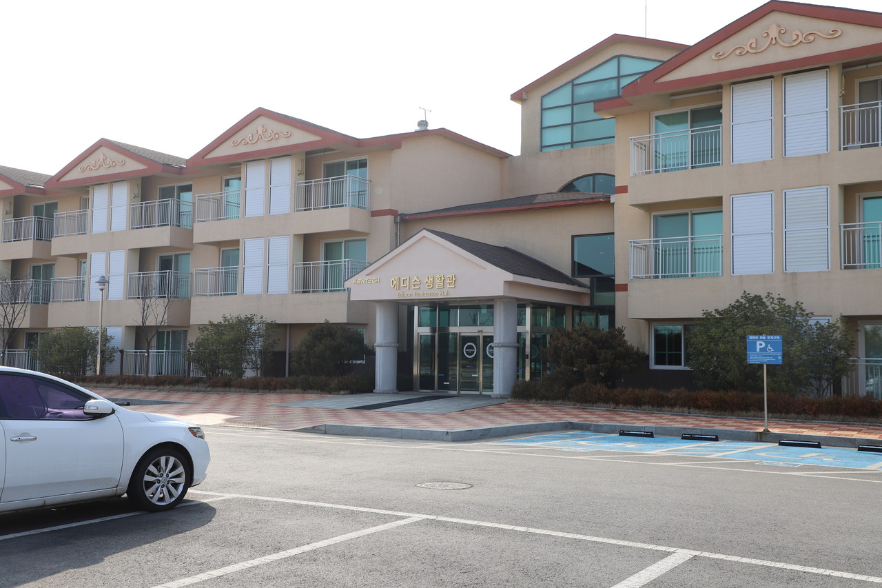 신입생들이 기숙사로 이용중인 에디슨 생활관…부영CC 골프텔을 리모델링했다. (사진=나호정 기자).