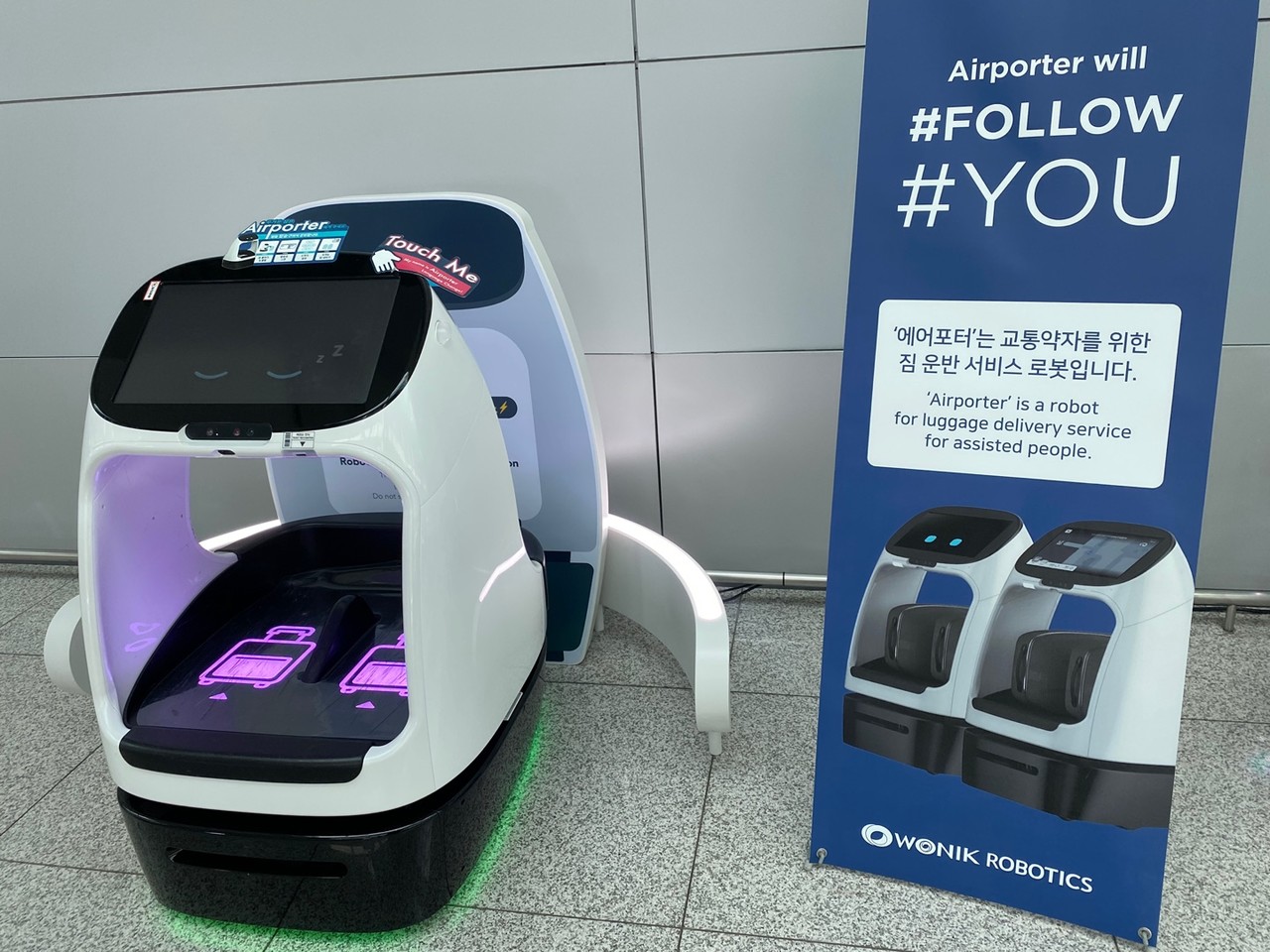 교통약자를 위해 짐 대신 들어주는 로봇 에어포터. (사진=김미정 기자)
