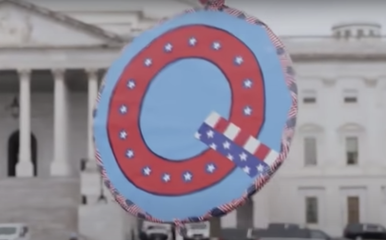 미 국회의사당 난동 당시 등장한 피켓. Q가 그려져 있다(사진=유튜브 캡처)