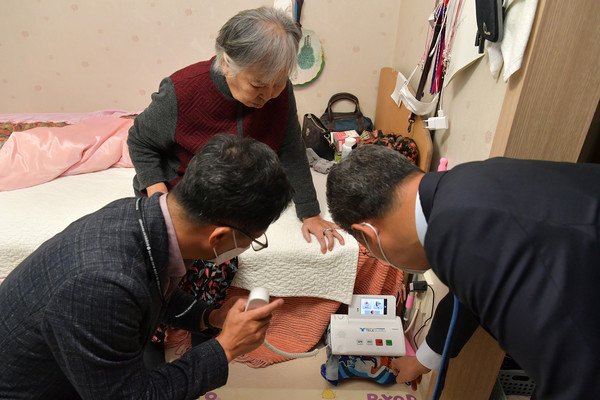 광주광역시 서구는 인공지능(AI)과 사물인터넷(IoT)을 활용해 스마트 어르신 돌봄 체계 구축에 적극 나서고 있다. 사진은 서대석 서구청장 등 관계자들이 쌍촌주공아파트 통합돌봄 안심케어주택 조성 현장을 방문해 맞춤형 기기 수리를 하고 있는 모습. (사진=광주 서구청 제공).