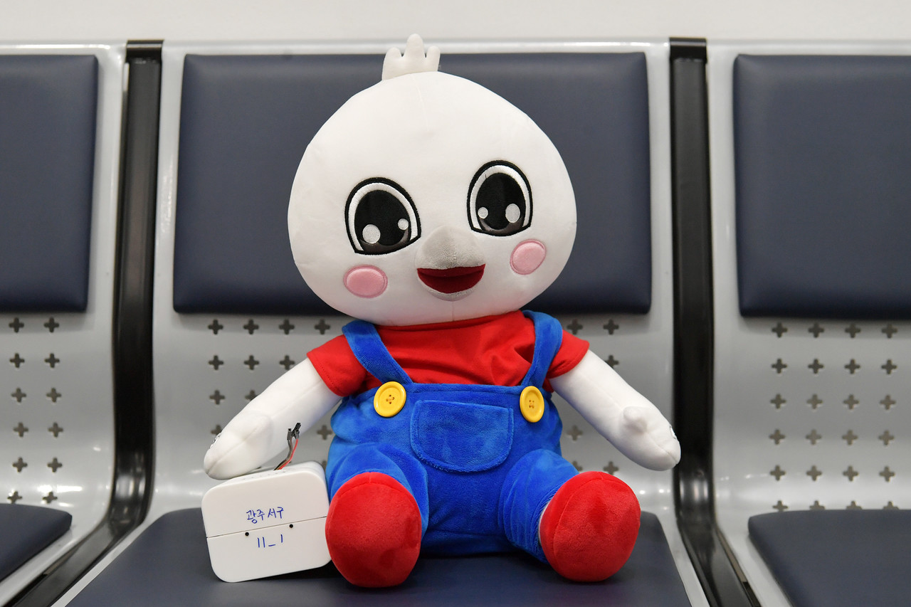 광주광역시 서구는 지난해 5월 한국로봇산업진흥원이 주관한 '로봇 활용 사회적약자 편익지원사업' 공모에 선정된 뒤 치매 안심 돌봄 인공지능(AI) 로봇 ‘해온이’를 제작, AI 기반 돌봄 로봇 지원 사업을 추진하고 있다. (사진=광주 서구청 제공).