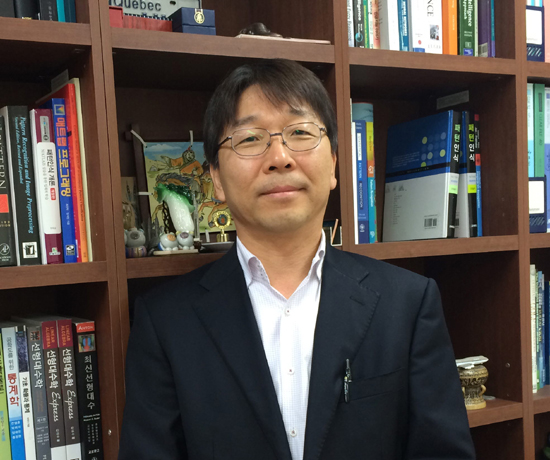 김수형 전남대학교 교수가 최근 '디지털 신기술 인재 양성 혁신공유대학 사업'의 원활한 추진에 기여한 공로로 부총리 겸 교육부장관상을 수상했다. (사진=전남대학교 제공).