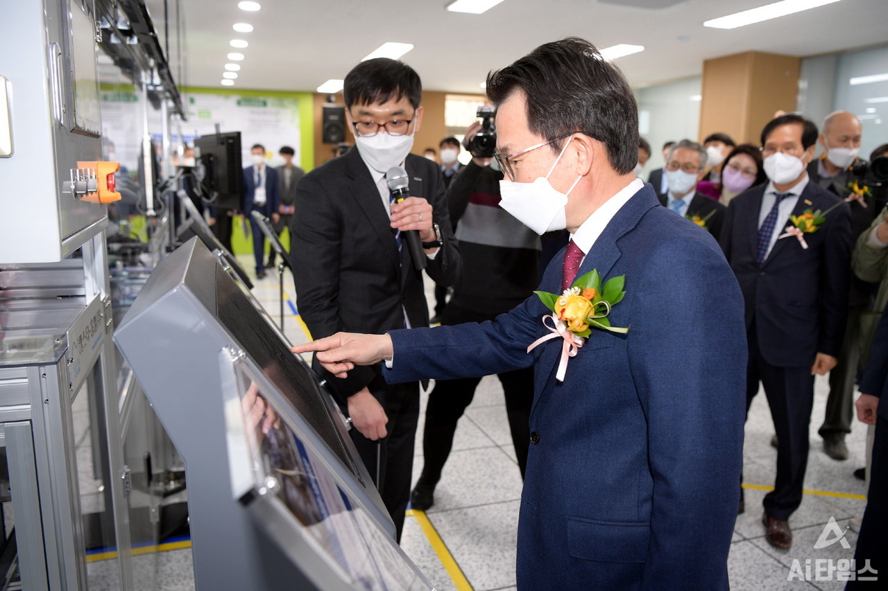 문영훈 광주광역시 행정부시장이 지난 8일 오후 중소벤처기업진흥공단 호남연수원에서 열린 스마트공장배움터 개소식에 참석해 시연하고 있다. (사진=광주광역시 제공).