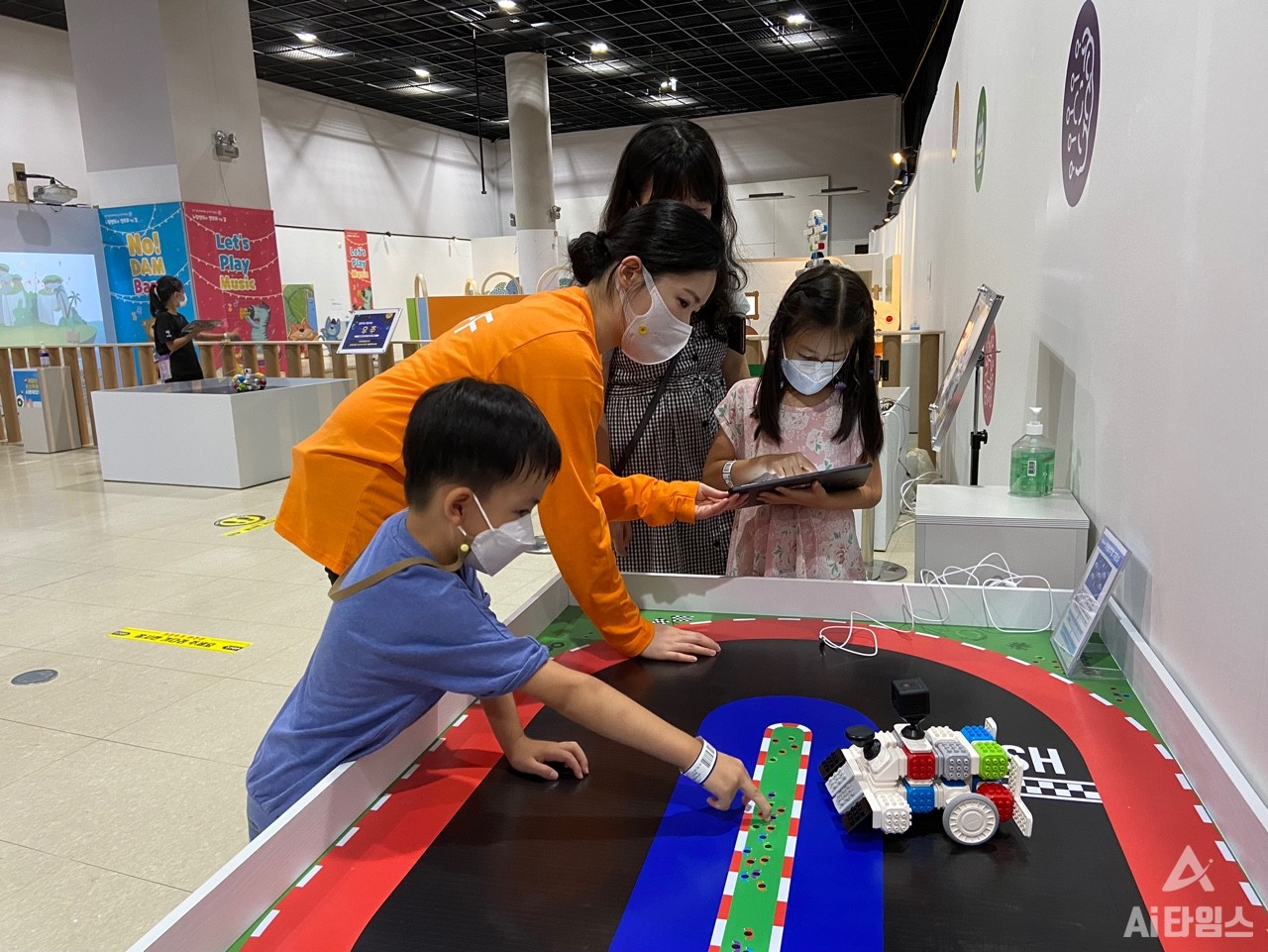 지난해 10월 국립광주과학관에서 열린 '2021 아트사이언스 페스티벌'에 참가한 어린이들이 AI 코딩 체험을 하고 있다. (사진=AI타임스).