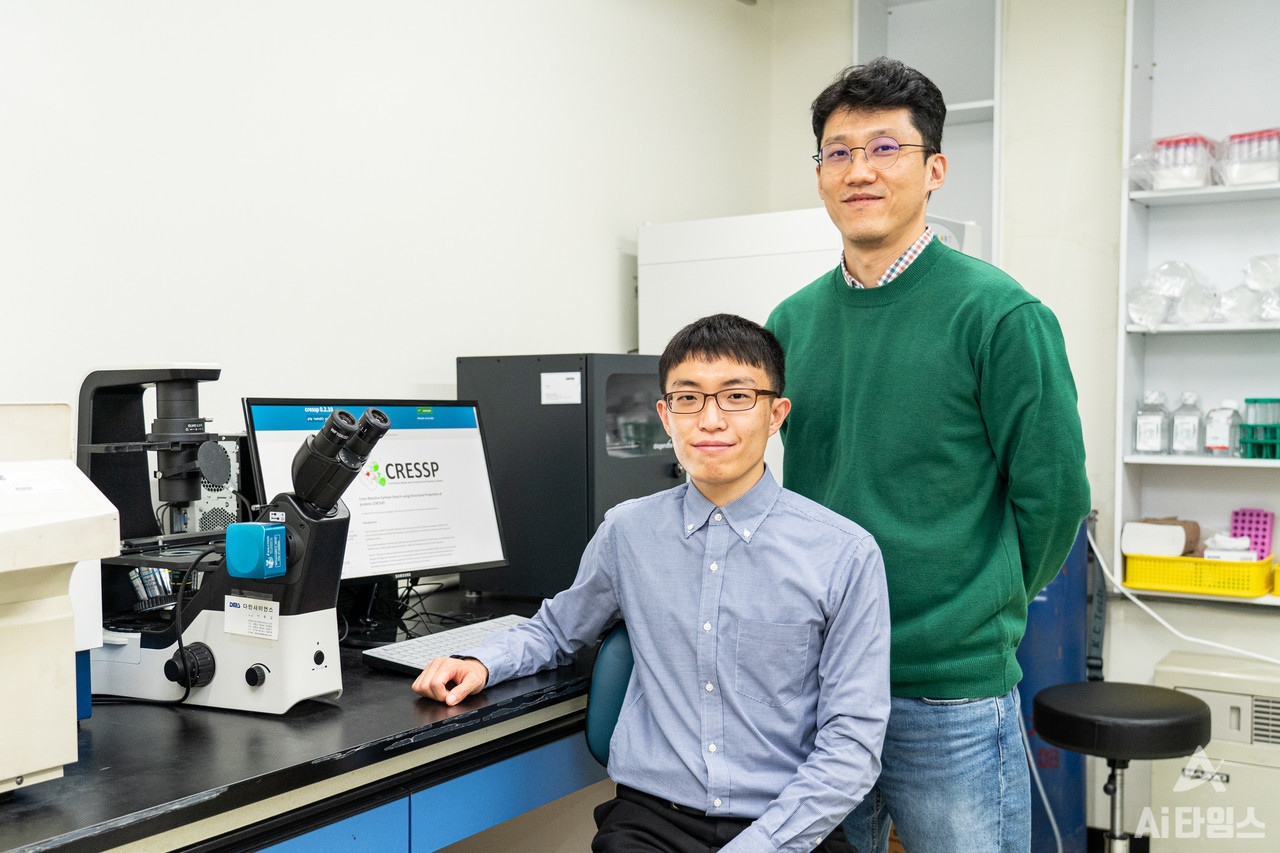 광주과학기술원(지스트·GIST) 연구진이 최근 머신러닝(기계학습) 기술을 활용해 코로나19 후유증의 원인을 밝혀냈다. (왼쪽부터) 지스트 생명과학부 안현수 학생(제1저자)과 박지환 교수. (사진=지스트 제공).