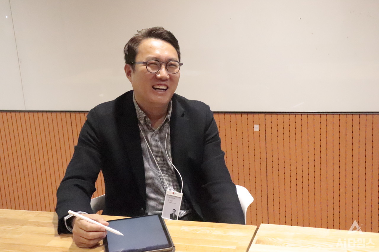 김승환 상무는 "LG AI연구원은 한국의 AI 발전을 위해 많은 것을 공유하고 기여하겠다"며 밝게 웃었다. (사진=김동원 기자)