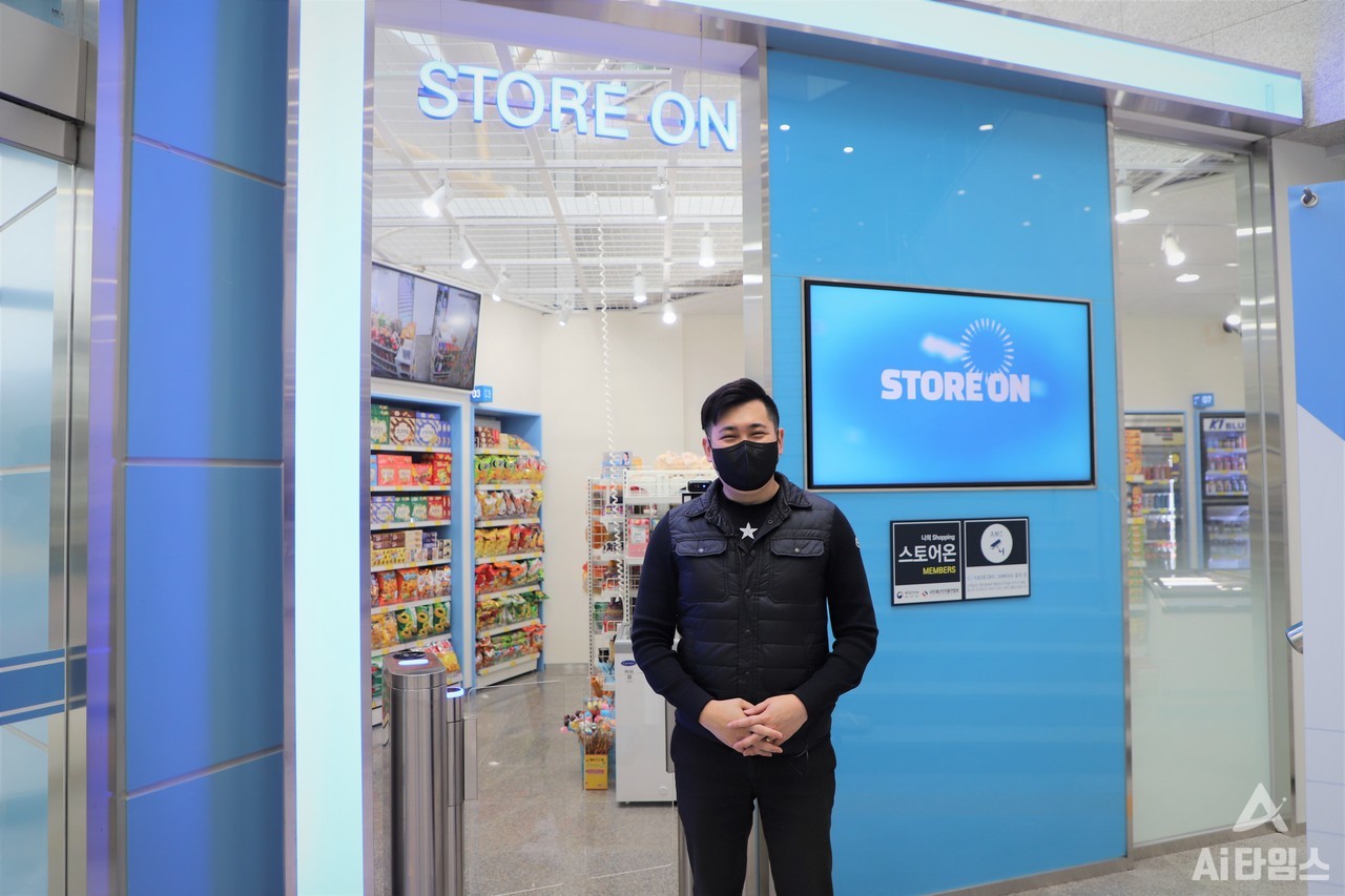 명홍철 ㈜넷온(NETON) 대표가 비대면 인공지능(AI) 스마트상점 '스토어온(STORE ON)' 1호점 앞에서 사진 촬영을 하고 있다. (사진=나호정 기자).