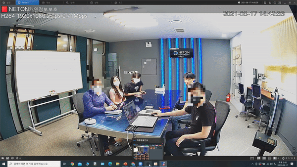 넷온의 AI 기반 다중 얼굴 인식 솔루션은 개인정보에 해당하는 얼굴을 실시간으로 모자이크 처리하고, 필요한 경우 특정 대상에 한해 모자이크를 해제해 확인할 수 있기 때문에 개인정보 침해를 최소화할 수 있다. 영상은 해당 솔루션의 시연 모습. (자료=넷온 제공).