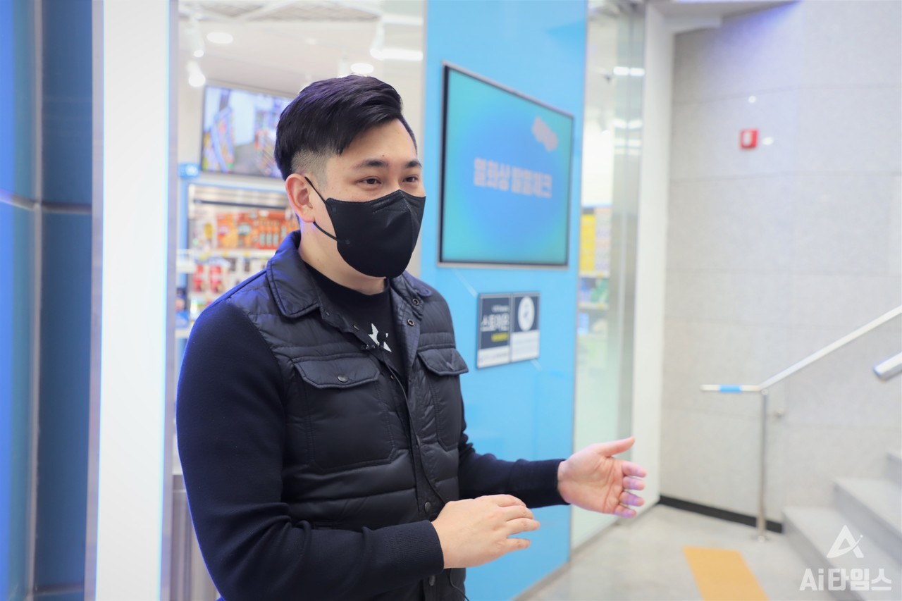 명홍철 넷온 대표가 비대면 인공지능(AI) 스마트상점 '스토어온(STORE ON)' 플랫폼에 대해 설명하고 있다. (사진=나호정 기자).