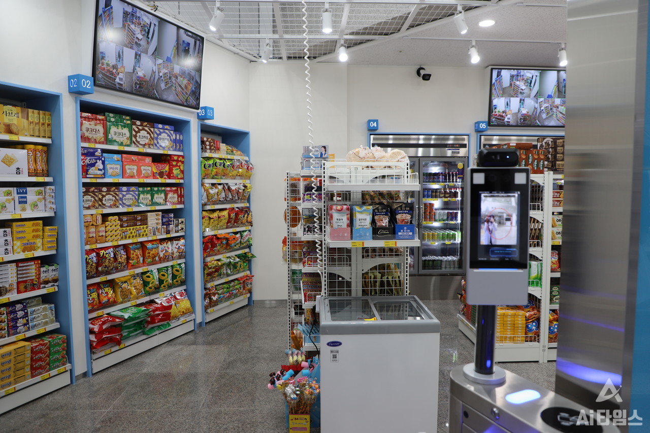 비대면 AI 스마트상점 '스토어온(STORE ON)'은 입구에서 안면인식 시스템을 통해 출입이 가능하다. 이 시스템은 출입 회원의 발열 체크부터 마스크의 착용 여부 확인, 고온 감지 시 경보음 송출 기능까지 갖추고 있다. (사진=윤영주 기자).