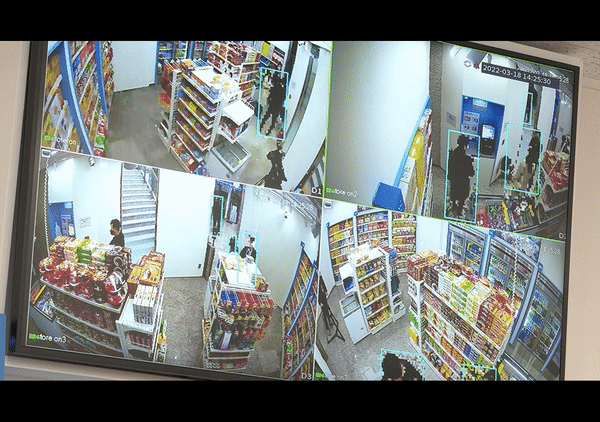 비대면 AI 스마트상점 '스토어온(STORE ON)'에서는 AI 실시간 모자이크 카메라를 통해 회원 정보 모자이크 처리·가림이 가능하다. (영상=나호정 기자).