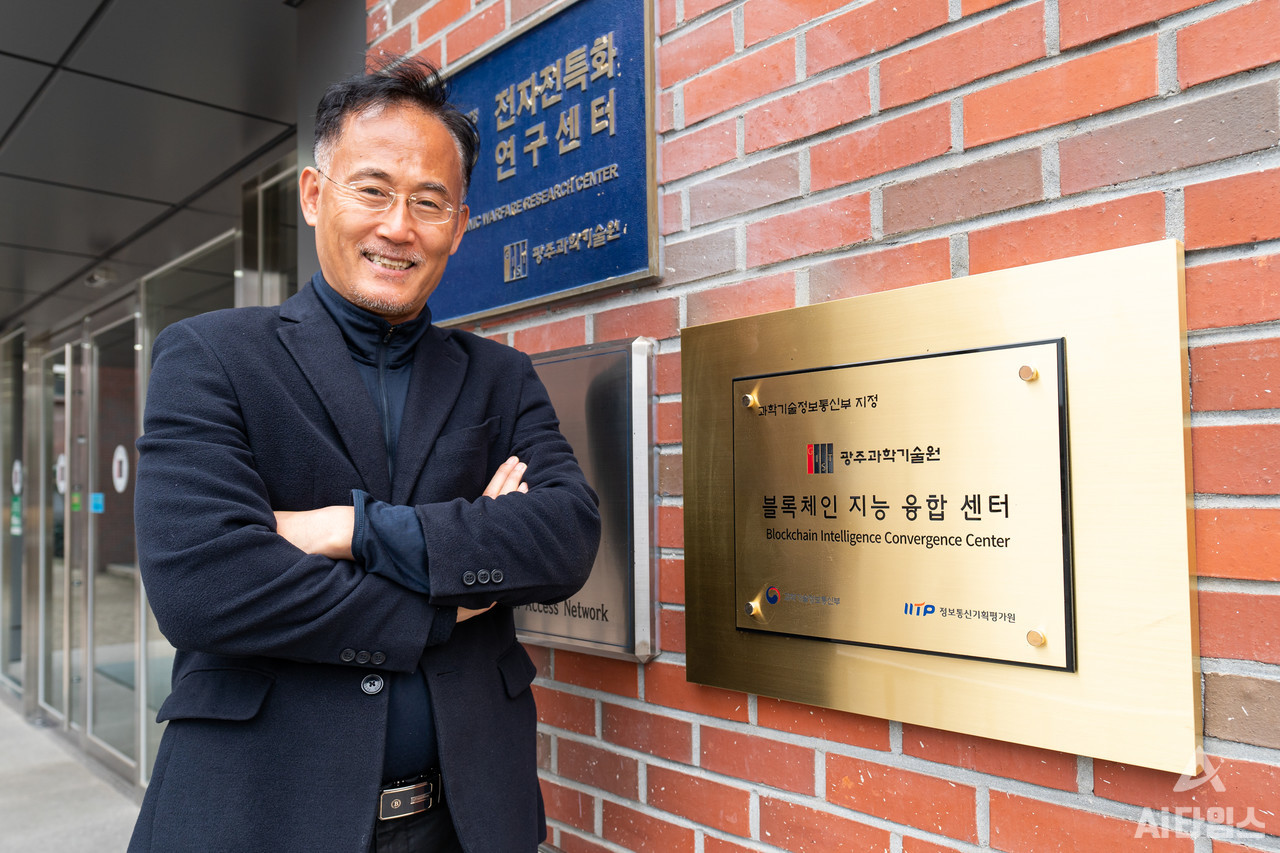 블록체인지능융합센터(BIC)는 과학기술정보통신부의 대학ICT연구센터육성지원 사업에 선정돼 영지식 센싱, 암호인증, 블록체인 기반 클라우드 서비스 융합 기술 개발을 수행하고 있다. 사진은 BIC 센터장을 맡은 이흥노 광주과학기술원(지스트·GIST) 전기전자컴퓨터공학부 교수. (사진=지스트 제공).