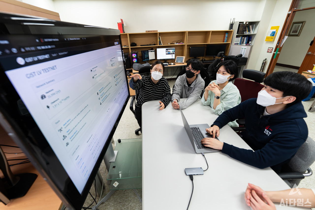 블록체인지능융합센터(BIC)는 오는 2028년까지 영지식 센싱 탈중앙 고성능 분산원장 기술과 에지(Edge) 컴퓨팅 기반 블록체인 서비스 인프라 기술, 분산 식별자(DID) 블록체인 기반 IoT 인증·보안 기술 개발을 통해 융합기술과 고급 인재 양성에 힘쓸 계획이다. 