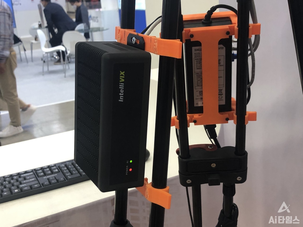 인텔리빅스가 개발한 AI 박스는 가로 140mm, 세로 85mm, 높이 47.2mm 크기로 현장에 쉽게 적용할 수 있다. (사진=김동원 기자)