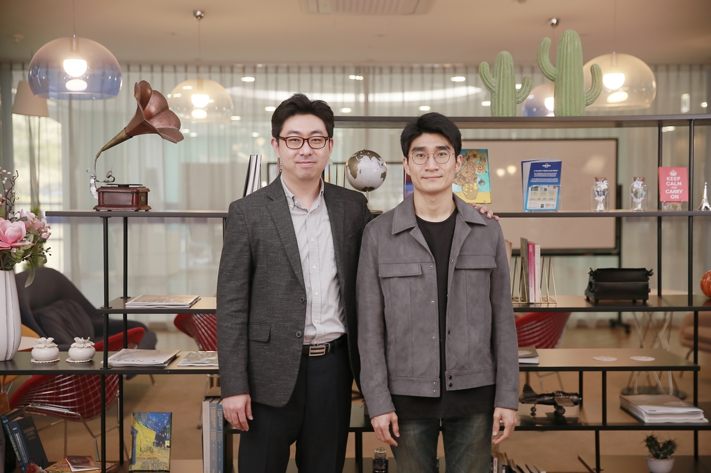 UNIST 이종원 교수(왼쪽)와 제1저자인 정형주 연구원.(사진=UNIST)