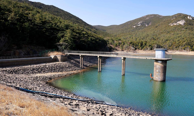 3월 초순경 전남 완도 보길도의 유일한 상수원인 정수장 모습. 저수율이 급격히 떨어져 바닥을 드러내고 있다. (사진=완도군 제공).