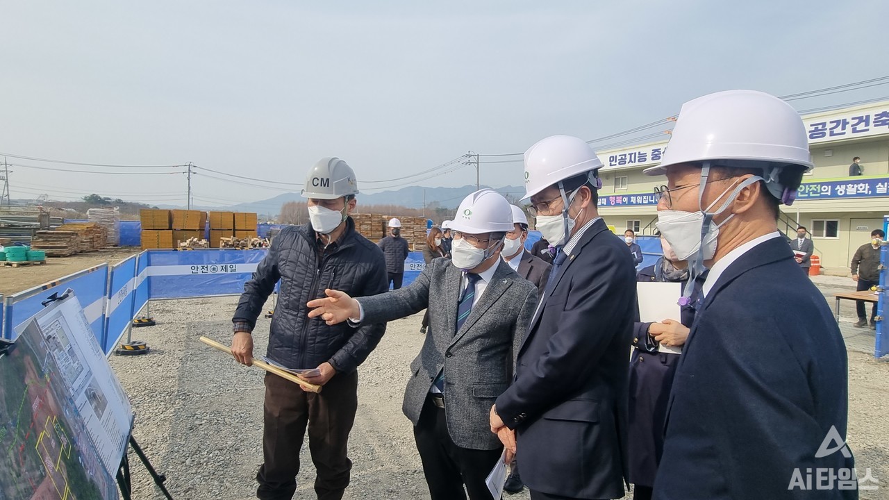 지난 22일 광주 첨단3지구 AI집적단지 조성사업 현장을 찾은 조경식 과학기술정보통신부 제2차관이 임차식 인공지능산업융합사업단장으로부터 사업 추진 현황을 듣고 있다. (사진=인공지능산업융합사업단 제공).
