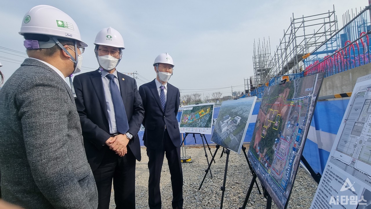 지난 22일 광주 첨단3지구 AI집적단지 조성사업 현장을 찾은 조경식 과학기술정보통신부 제2차관이 임차식 인공지능산업융합사업단장으로부터 사업 추진 현황을 듣고 있다. (사진=인공지능산업융합사업단 제공).