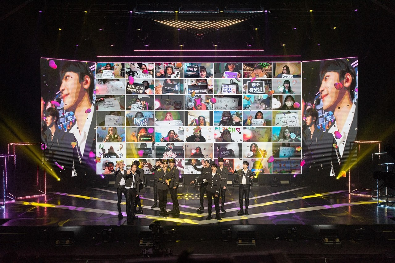 'ON THE K : LIVE STAGE' 멀티캐스팅, 팬월 소통하는 더보이즈. (사진=한국콘텐츠진흥원 제공).