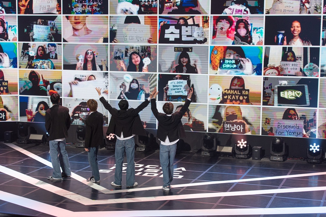 ON THE K : LIVE STAGE서 팬월로 소통하는 투모로우바이투게더. (사진=한국콘텐츠진흥원 제공).