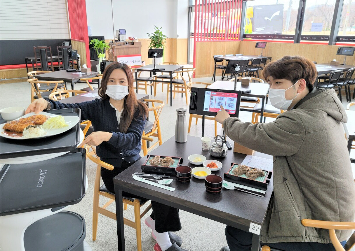 (왼쪽) KT가 만든 AI서비스로봇과 (오른쪽) 스마트캐스트가 개발한 태블릿오더 솔루션 모습. (사진=KT)