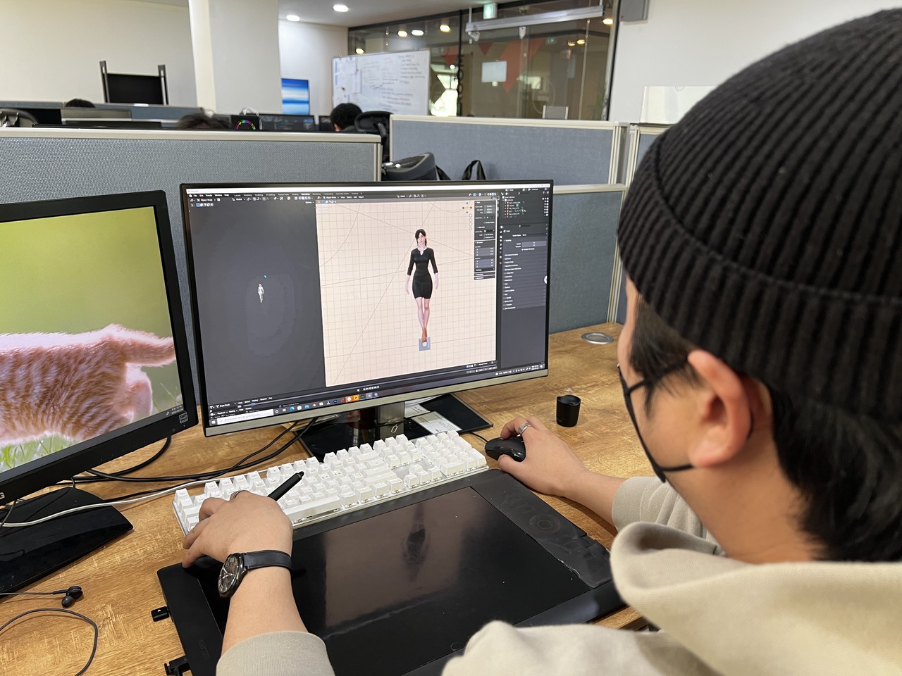 엘비를 개발하고 있는 박태진 블루캡슐 총괄 아트 담당 이사가 작업에 열중하고 있다. (사진=블루캡슐 제공).