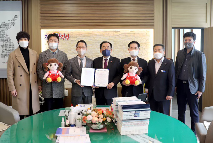 전남 영광군이 지난 28일 미스터마인드(주)와 '영광형 인공지능 스마트 돌봄체계 구축을 위한 업무협약'을 체결했다. (사진=미스터마인드 제공).