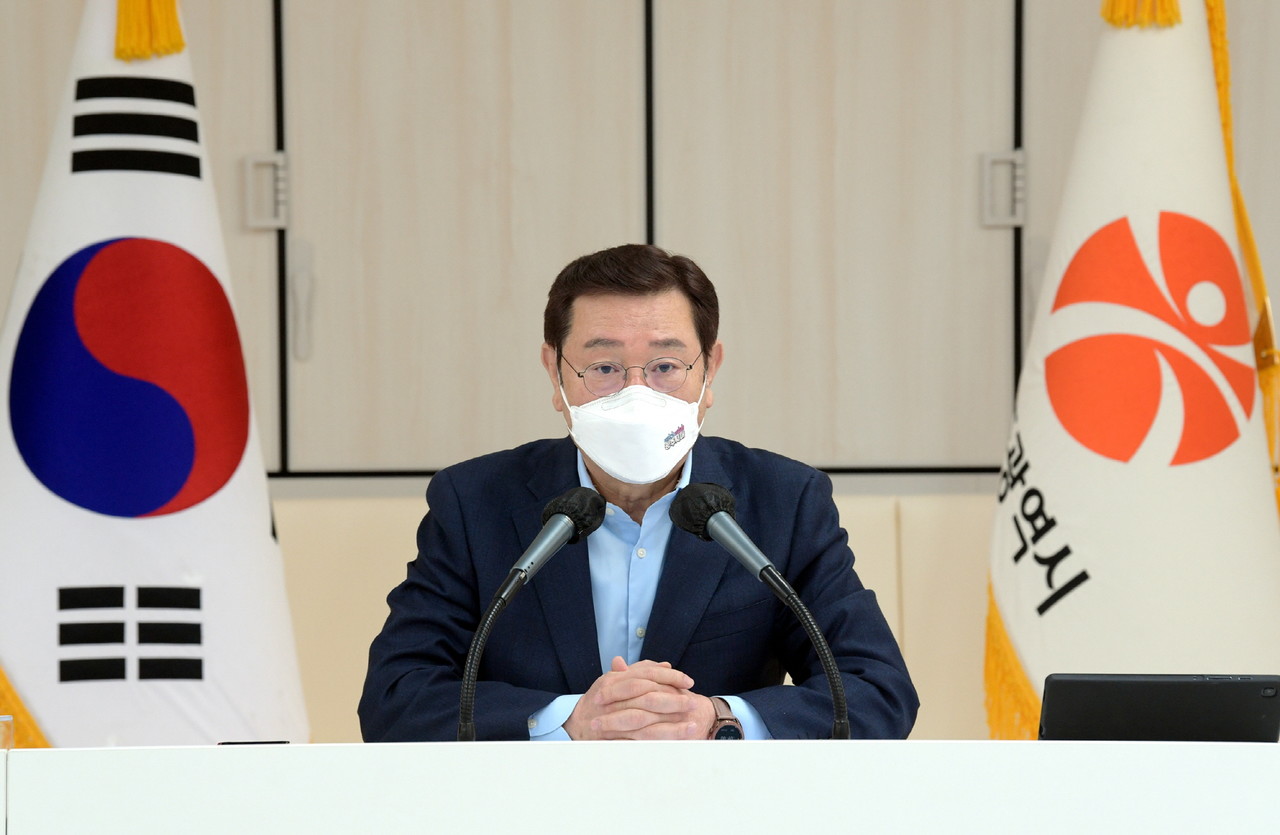 이용섭 광주광역시장은 29일 오전 시청 중회의실에서 열린 화요 간부회의를 주재하고, 권한대행 체제 하에서 양 부시장을 중심으로 전 공직자가 하나 되어 주어진 업무를 잘 추진해줄 것을 당부하고 있다. (사진=광주광역시 제공).