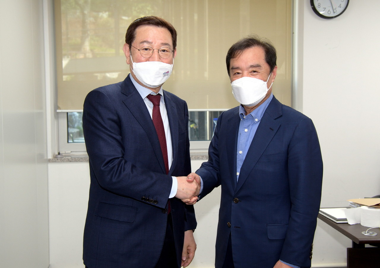 이용섭 광주광역시장이 28일 오후 서울 삼청동에서 대통령직인수위원회 김병준 지역균형발전특위 위원장을 면담하고 지역현안을 국정과제에 반영해 줄 것을 건의하고 있다. /광주광역시 제공이용섭 광주광역시장이 28일 오후 서울 통의동에서 대통령직인수위원회 추경호 기획조정분과 간사를 면담하고 지역현안을 국정과제에 반영해 줄 것을 건의하고 있다. /광주광역시 제공이용섭 광주광역시장이 28일 오후 서울 통의동에서 대통령직인수위원회 안철수 인수위원장을 면담하고 지역현안을 국정과제에 반영해 줄 것을 건의하고 있다. /광주광역시 제공