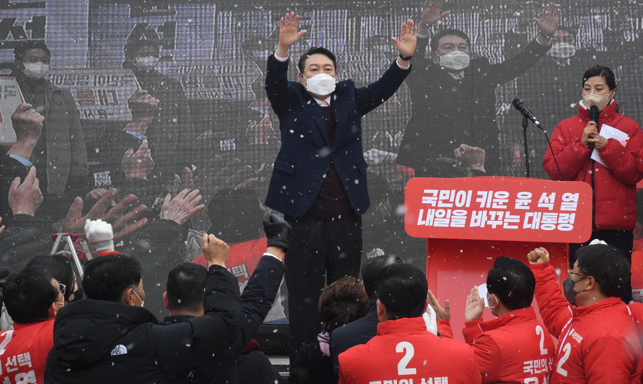 윤석열 대통령 당선인이 후보 시절인 지난 2월 16일 오전 광주광역시 광산구 송정매일시장을 찾아 유권자들에게 지지를 호소하고 있는 모습. (사진=뉴스1 제공).