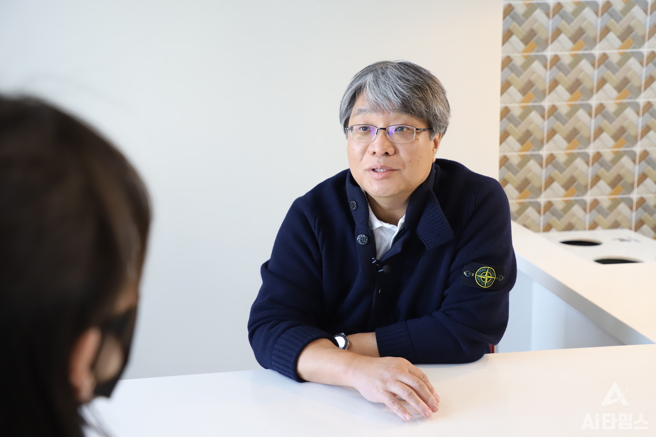 AI타임스 취재진과 인터뷰를 하고 있는 최대우 대표이사. (사진=AI타임스)