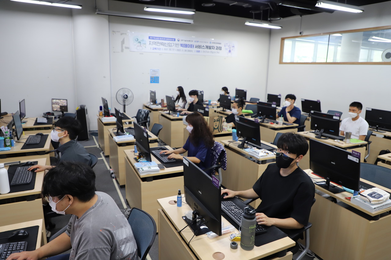 지스트, 전남대, 조선대, 호남대 등을 비롯 AI 사관학교, 스마트인재개발원 등 여러 기관들이 AI 인재 양성에 전력을 다 하고 있다. 사진은 스마트인재개발원에서 진행하는 빅데이터 서비스 개발자 과정 교육 현장 모습. (사진=AI타임스).