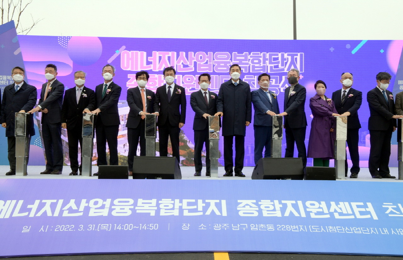 문영훈 광주광역시장 권한대행이 지난달 31일 남구 도시첨단산업단지에서 열린 에너지산업융복합단지 종합지원센터 착공식에 참석해 참석자들과 함께 착공 퍼포먼스를 한 후 기념촬영을 하고 있다. (사진=광주광역시 제공).