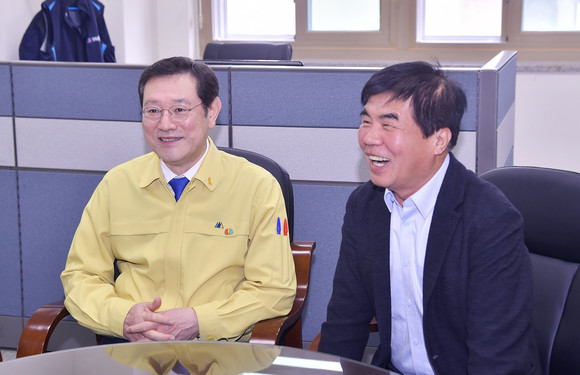 이용섭 광주시장 예비후보(왼쪽)는 시장 재임 동안 광주형 일자리 사업을 성공적으로 수행하기 위해 윤종해 한국노총 광주지역본부 의장과 끊임 없이 만나 상생 방안을 논의했다. (사진=광주광역시 제공)