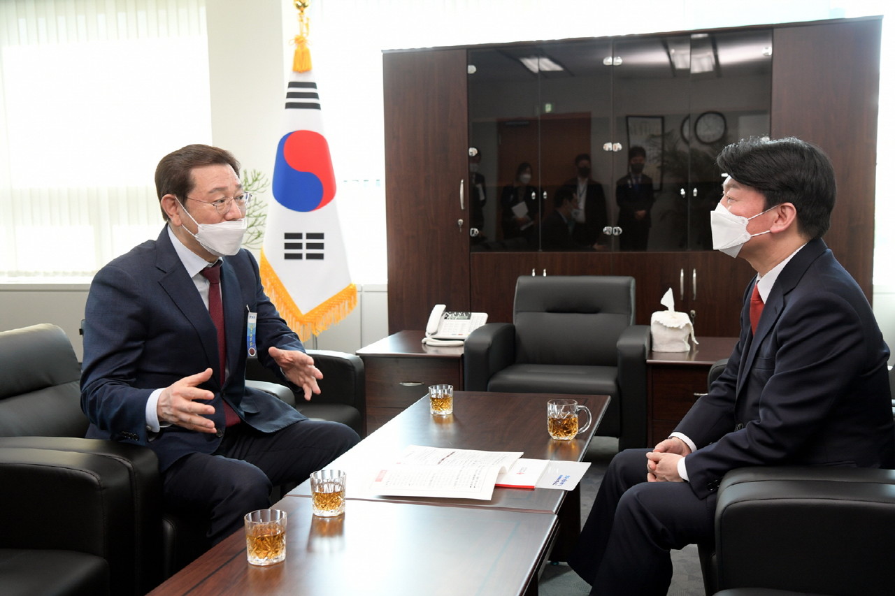 이용섭 광주시장 예비후보가 지난달 28일 오후 서울 통의동에서 대통령직인수위원회 안철수 인수위원장을 면담하고 지역현안을 국정과제에 반영해 줄 것을 건의하고 있다. (사진=광주광역시 제공)