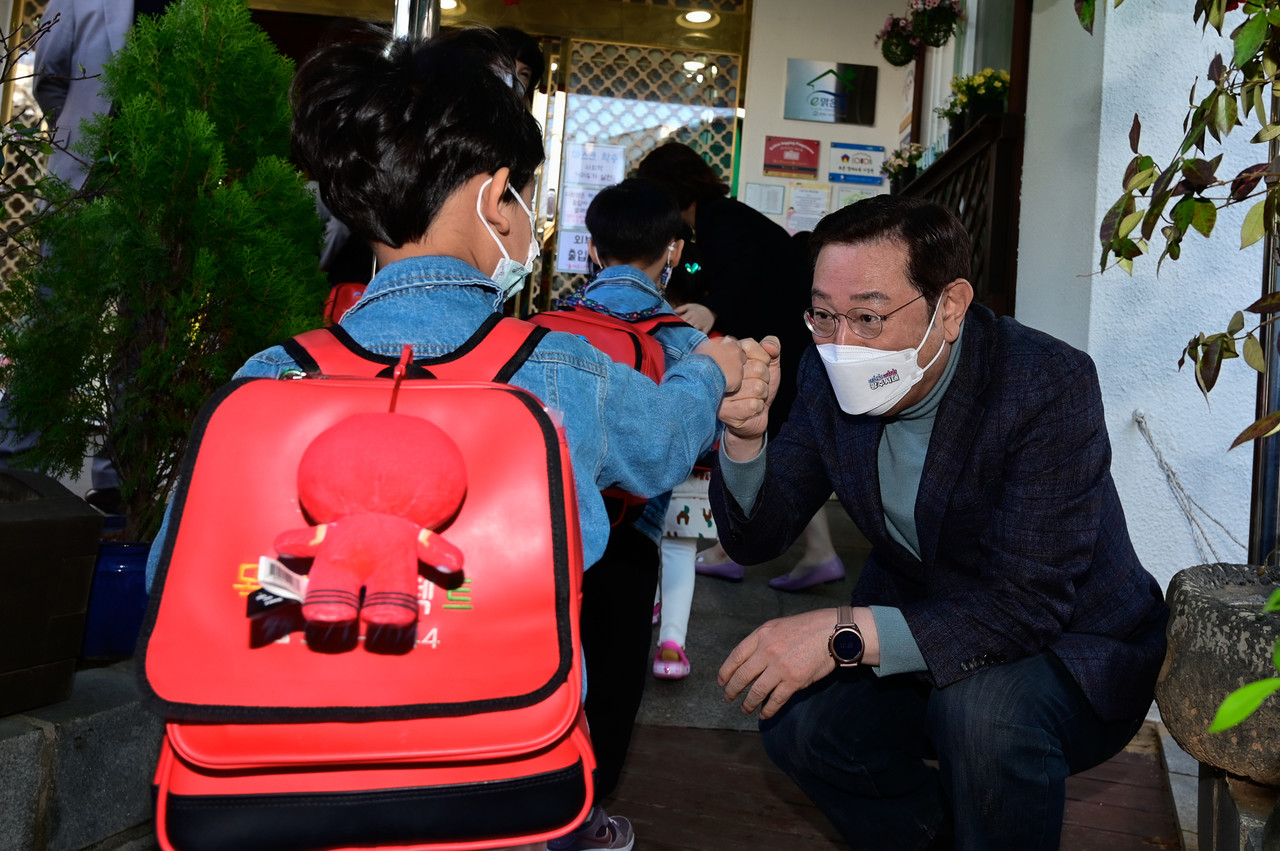 이용섭 광주광역시장 예비후보가 1일 오전 북구 양산동 한 어린이집 보육 현장을 방문해 간담회에 앞서 어린이들과 인사를 하고 있다. (사진=이용섭 예비후보 선거사무소 제공).