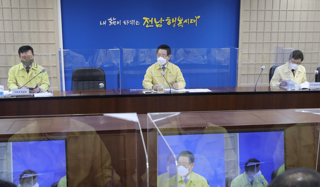 전남도 실국장정책회의서 김영록 지사가 이야기 하는 모습. 전남도는 민선8기 실질적 도민 소득 향상을 위해 문화콘텐츠산업을 중심으로 신산업을 발굴할 예정이다. (사진=전남도 제공).