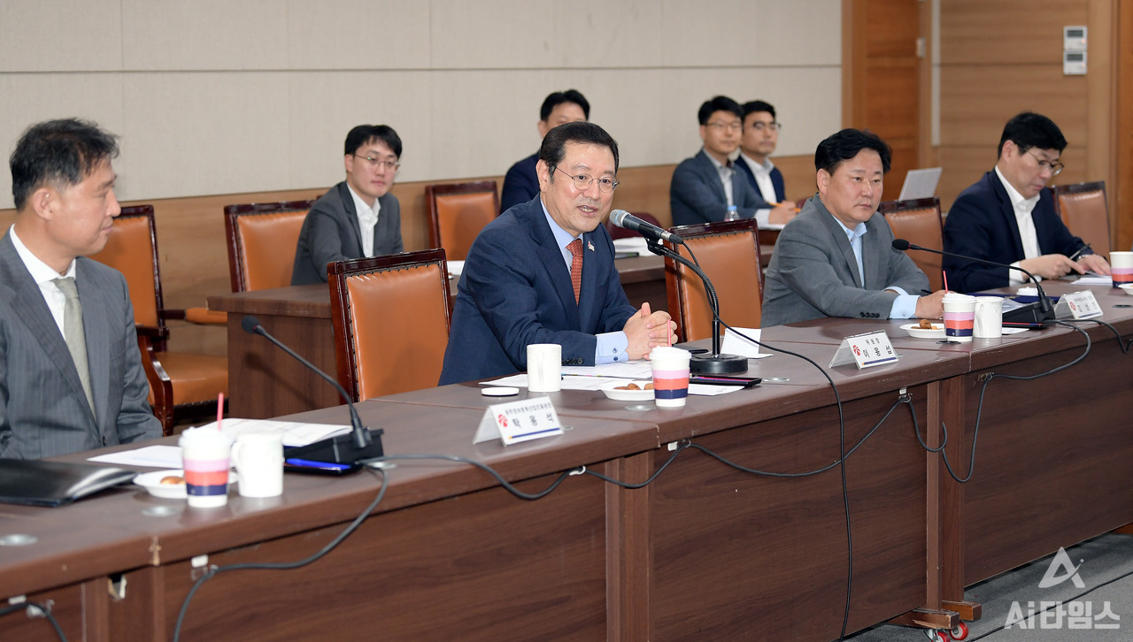 지난 2019년 9월 23일 출범한 ‘광주 인공지능(AI) 대표도시 만들기 추진위원회’의 추진위원들은 광주를 인공지능 중심도시로 만들기 위해 필요한 전문성과 경험, 지혜를 모았다. 사진은 광주 AI 대표도시 만들기 추진위원회 회의 모습. (사진=광주광역시 제공).