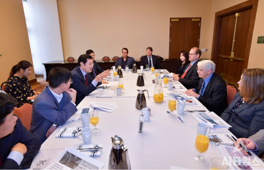 이용섭 광주광역시장이 지난 2019년 10월 9일(현지시간) 미국 캘리포니아주 실리콘밸리프리몬트 메리어트호텔에서 열린 실리콘밸리 인공지능(AI) 전문가 초청 조찬 비즈니스 미팅에서 제임스 랜디 물릭 뉴욕대학 학장을 비롯해 IBM 전속 특허로펌 헌터 웹 변호사, AI 알고리즘 권위자 올리버 킹스미스 등 전문가들을 만나 AI 산업의 발전 방향에 대한 의견을 나누고 있다. (사진=광주광역시 제공).
