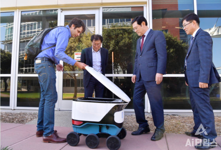 이용섭 광주광역시장이 지난 2019년 10월 9일(현지시간) 미국 캘리포니아주 실리콘밸리 스타트업 카트켄 로보틱(Cartken Robotic Company)을 방문해 로봇 개발자로부터 로봇 프로그램과 관련해 의견을 나누고 있다. (사진=광주광역시 제공).