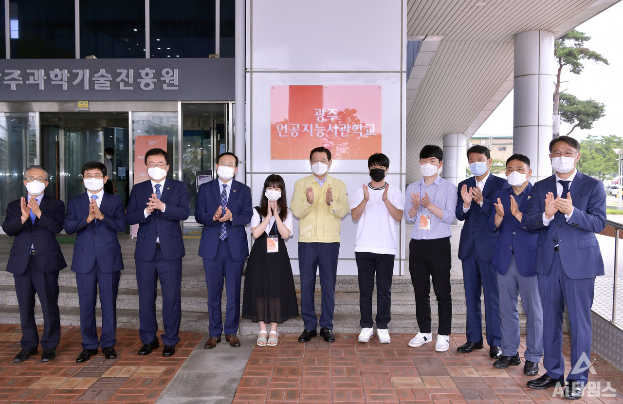 이용섭 광주광역시장이 지난 2020년 7월 2일 오전 북구 광주과학기술진흥원에서 열린 광주인공지능사관학교 개교식에 참석해 김동찬 시의회 의장, 문인 북구청장, 이두희 멋쟁이사자처럼 대표 등 내빈들과 기념 촬영을 하고 있다. (사진=광주광역시 제공).