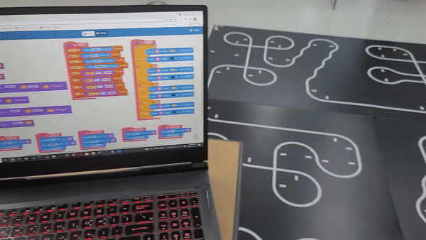 코딩된 프로그램을 입력하면 트랙을 따라 자동차가 주행하게 된다. 블록코딩으로 iFLine이 경주용 트랙을 완주하는 영상.(사진=인디프로그 제공). 