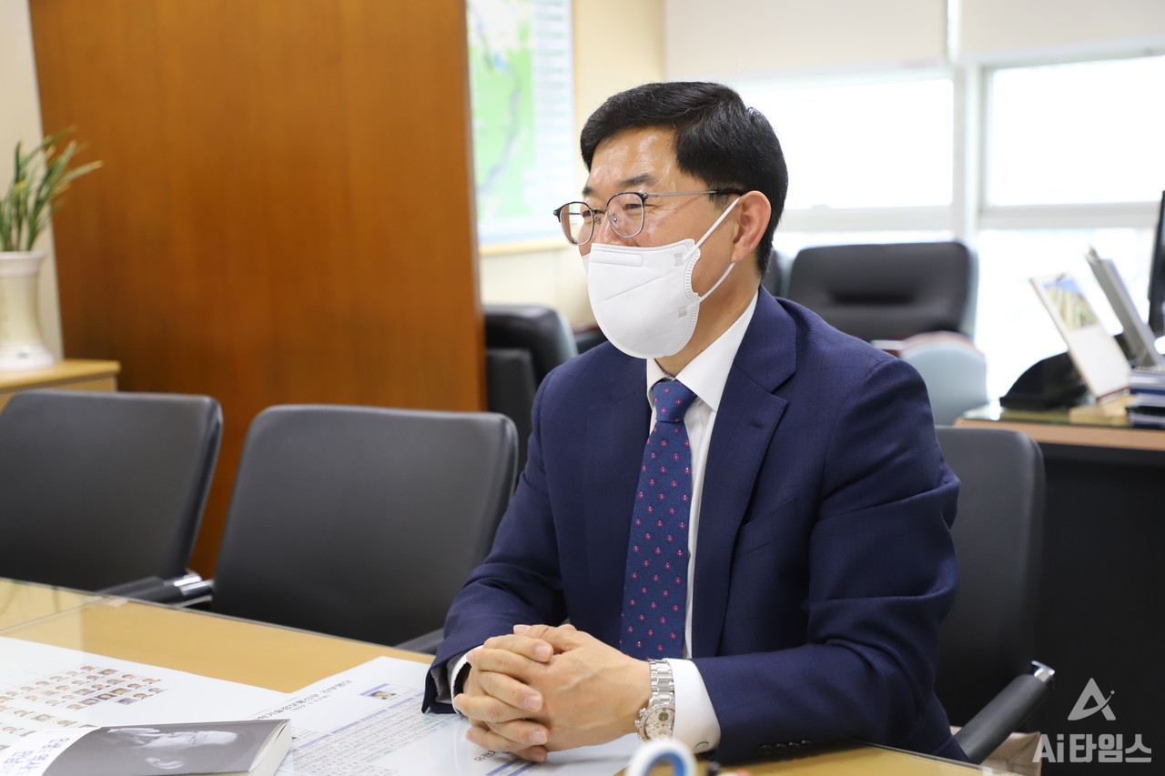 손경종 광주광역시 인공지능산업국장이 최근 AI타임스와의 인터뷰에서 그동안 인공지능산업국에서 추진해온 인공지능(AI) 사업 성과에 대해 설명하고 있다. (사진=윤영주 기자). 
