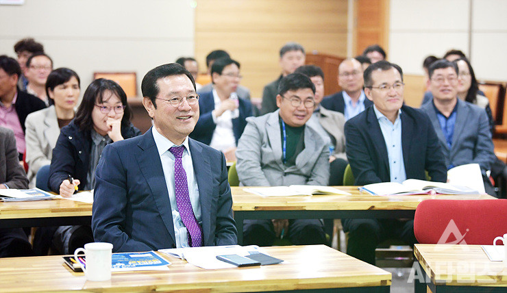 이용섭 광주광역시장이 8일 오후 시청 소회의실에서 고석태 주)마인즈앤컴퍼니 대표 초청 ‘AI 혁신 및 광주형 AI 비즈니스 모델 시사점’이란 주제 특강을 듣고 있다. / 광주광역시 제공