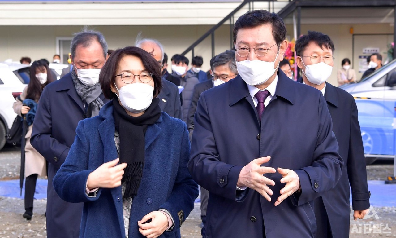 이용섭 광주광역시장(오른쪽)과 임혜숙 과학기술정보통신부장관(왼쪽)이 지난해 11월 22일 오후 북구 첨단3지구 내 인공지능(AI) 집적단지 부지에서 열린 '국가 AI 집적단지 착공식'에 참석하기 위해 행사장으로 들어서며 대화를 나누고 있다. (사진=광주광역시 제공).