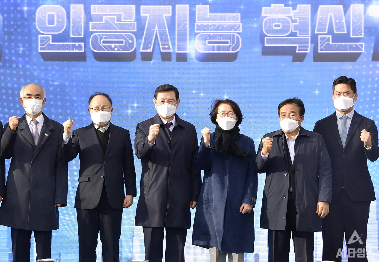 이용섭 광주광역시장이 지난해 11월 22일 북구 첨단3지구 내 인공지능(AI) 집적단지 부지에서 열린 '국가 인공지능 집적단지 착공식'에 참석해 임혜숙 과학기술정보통신부장관, 이병훈 국회의원, 정우진 (주)NHN 대표 등 내빈들과 공사 시작을 알리는 터치 버튼을 누른 뒤 기념 촬영을 하고 있다. (사진=광주광역시 제공).